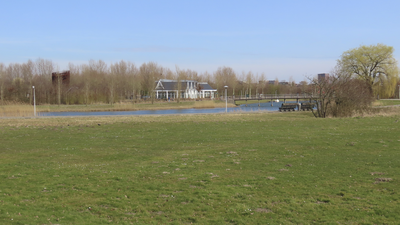 902195 Gezicht over de zoom van het Máximapark in de wijk Leidsche Rijn te Utrecht, vanaf het Lint Vleuterweide, met op ...